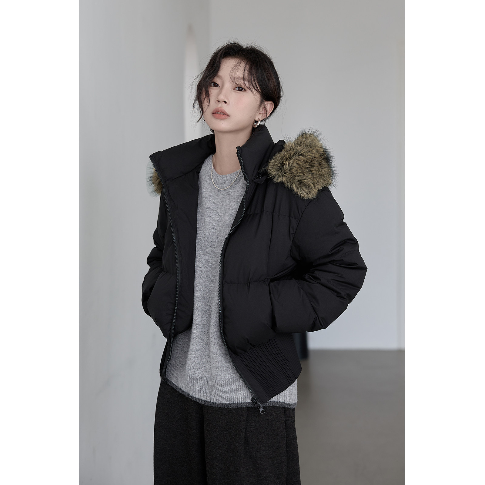  黑色羽绒服女2025冬季新款复古收腰百搭毛领白鸭绒外套GD28654