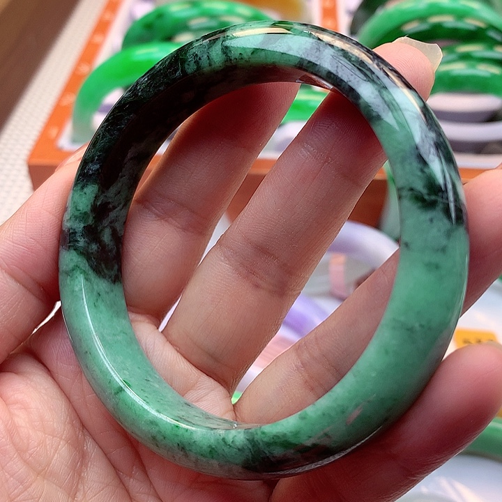 翡翠手镯未镶嵌翡翠