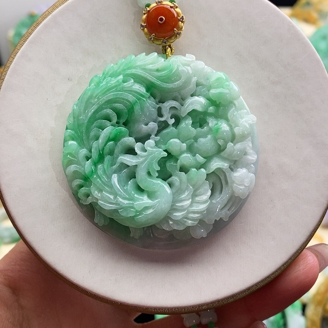 翡翠未镶嵌吊坠(赠链)