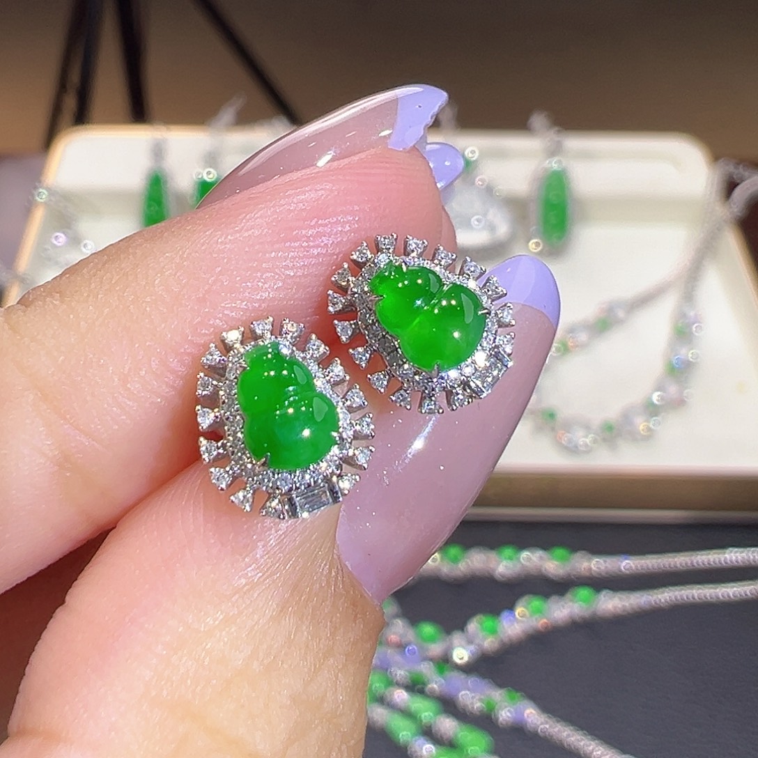 翡翠18K金镶嵌耳钉翡翠