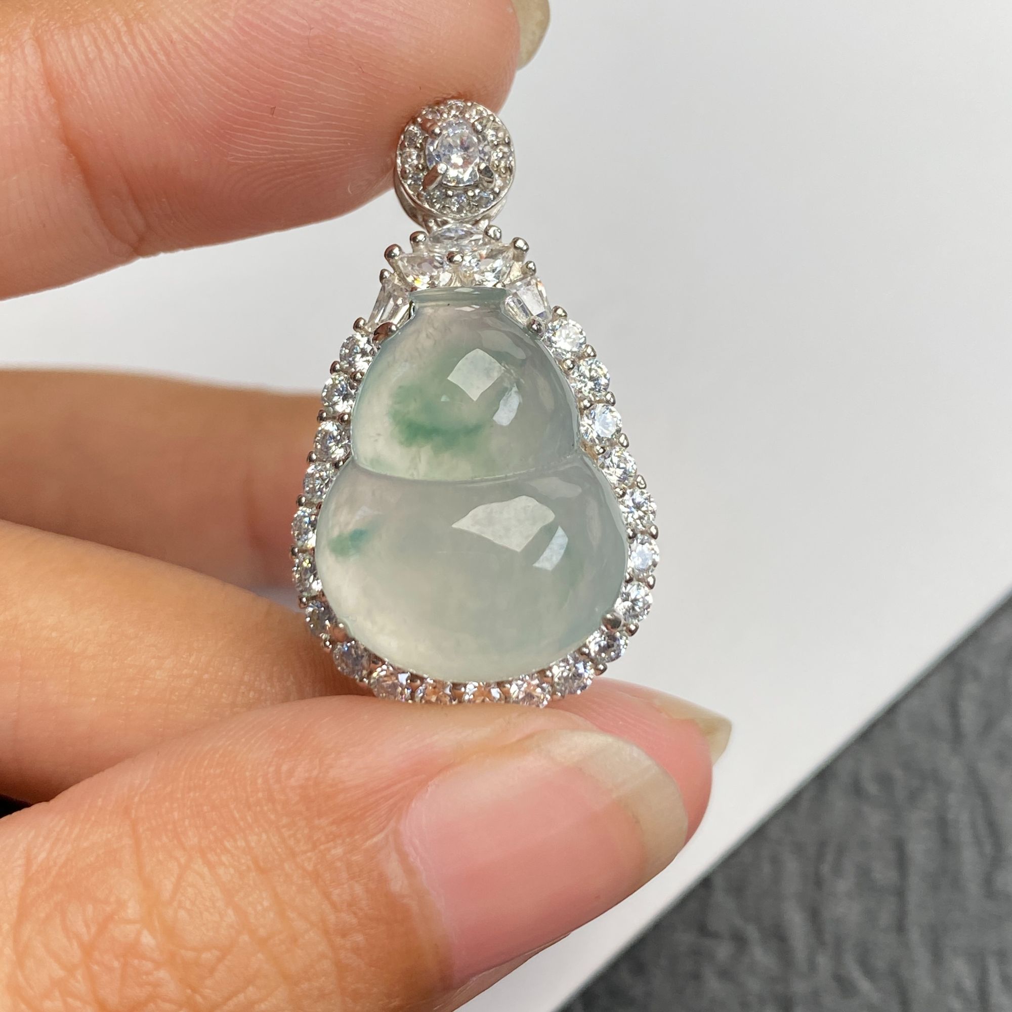 1221（小月源头）冰种翡翠冰飘花大葫芦吊坠干净饱满肉细杠味荧光足