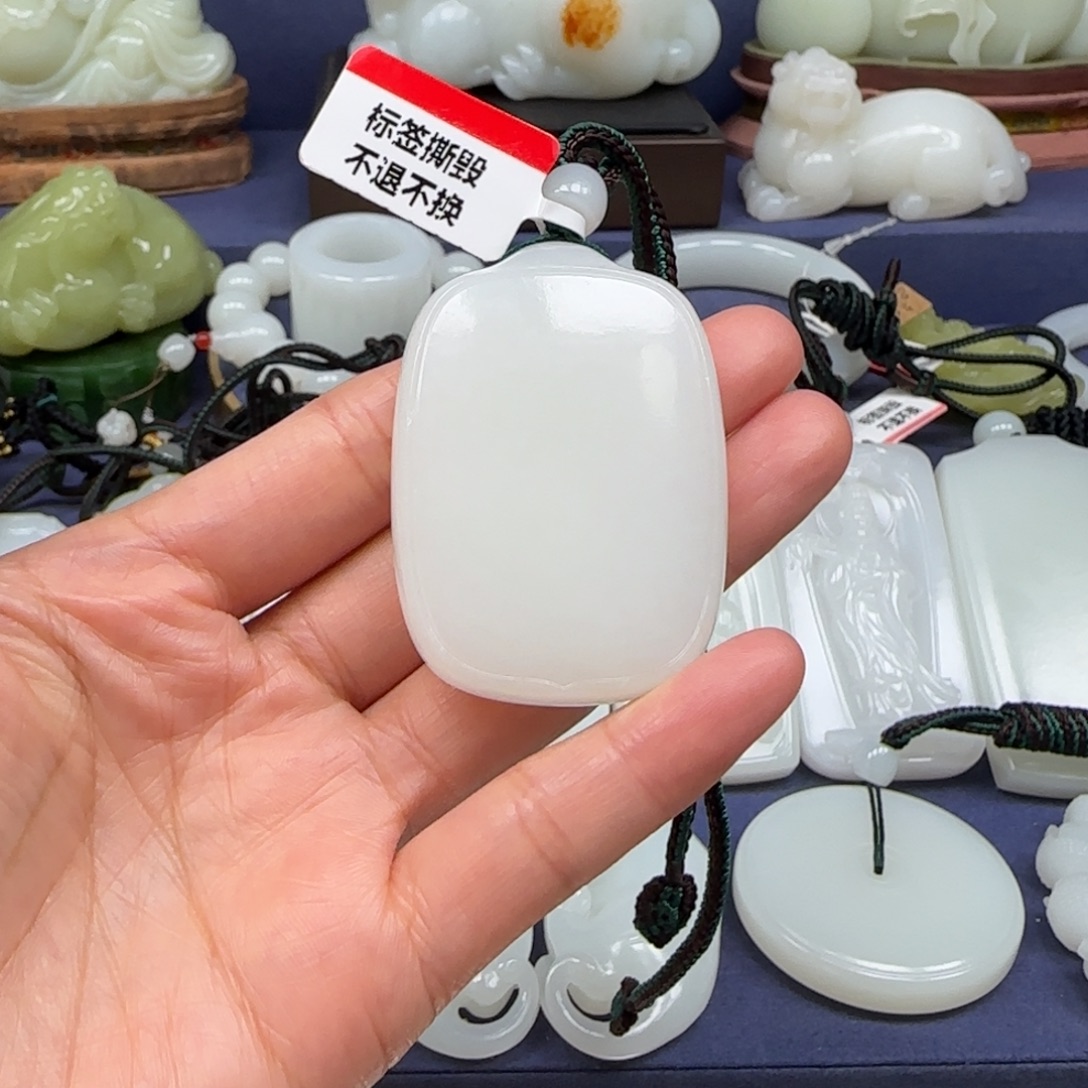 绛****和田玉未镶嵌挂件