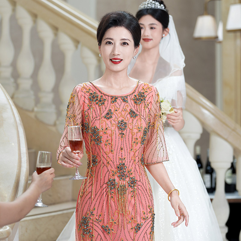 5983秋季订婚喜妈妈礼服轻奢高级感梨型身材年轻婆婆婚宴敬酒礼服