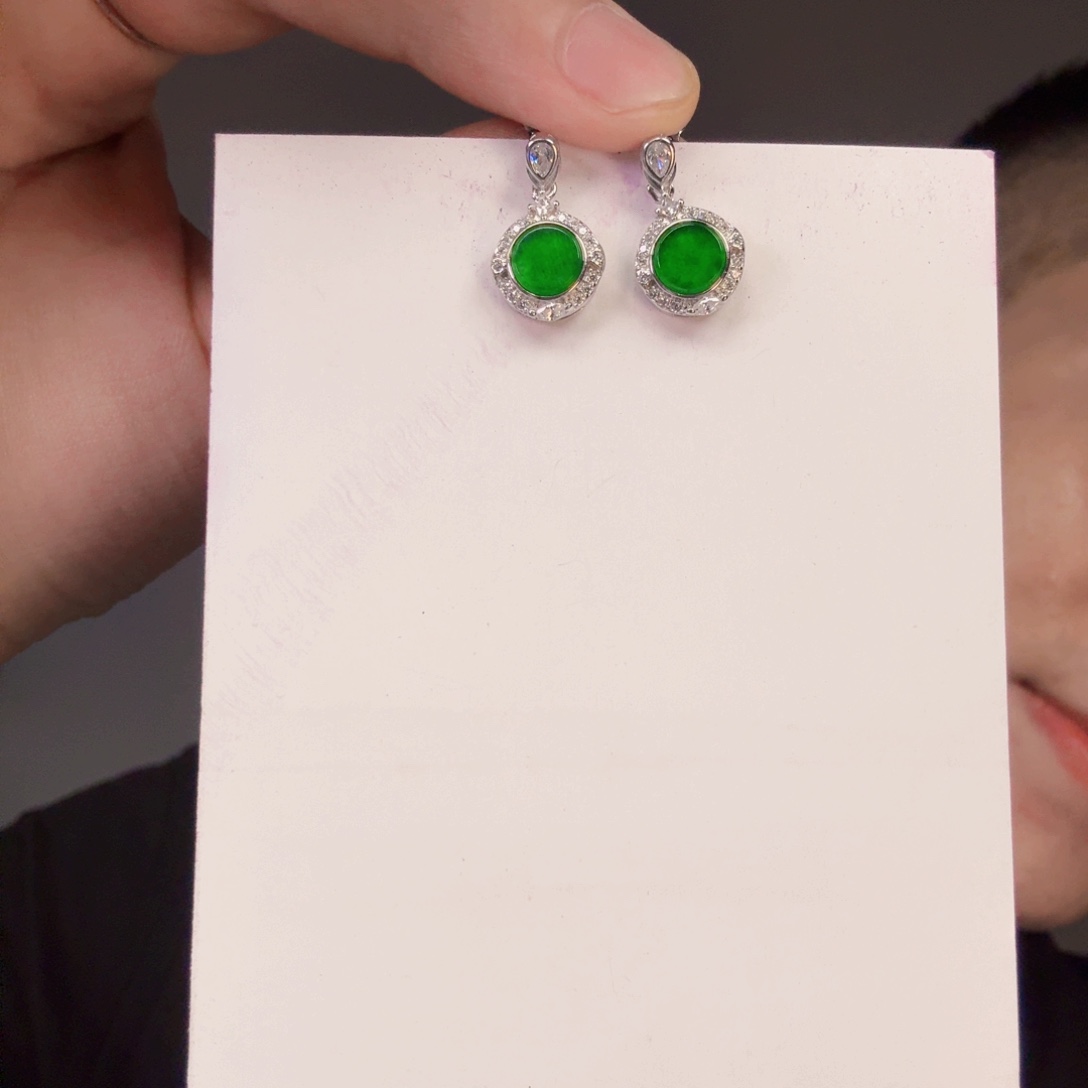 翡翠未镶嵌颈饰一对