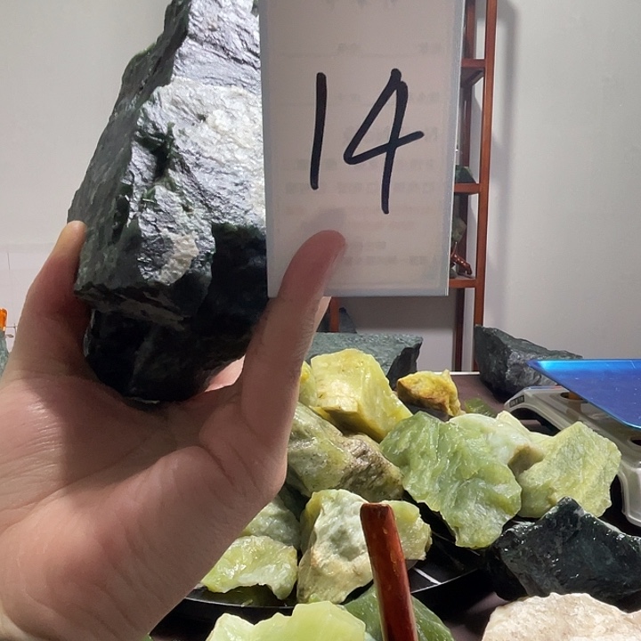 蛇纹石玉未镶嵌珠宝奇石