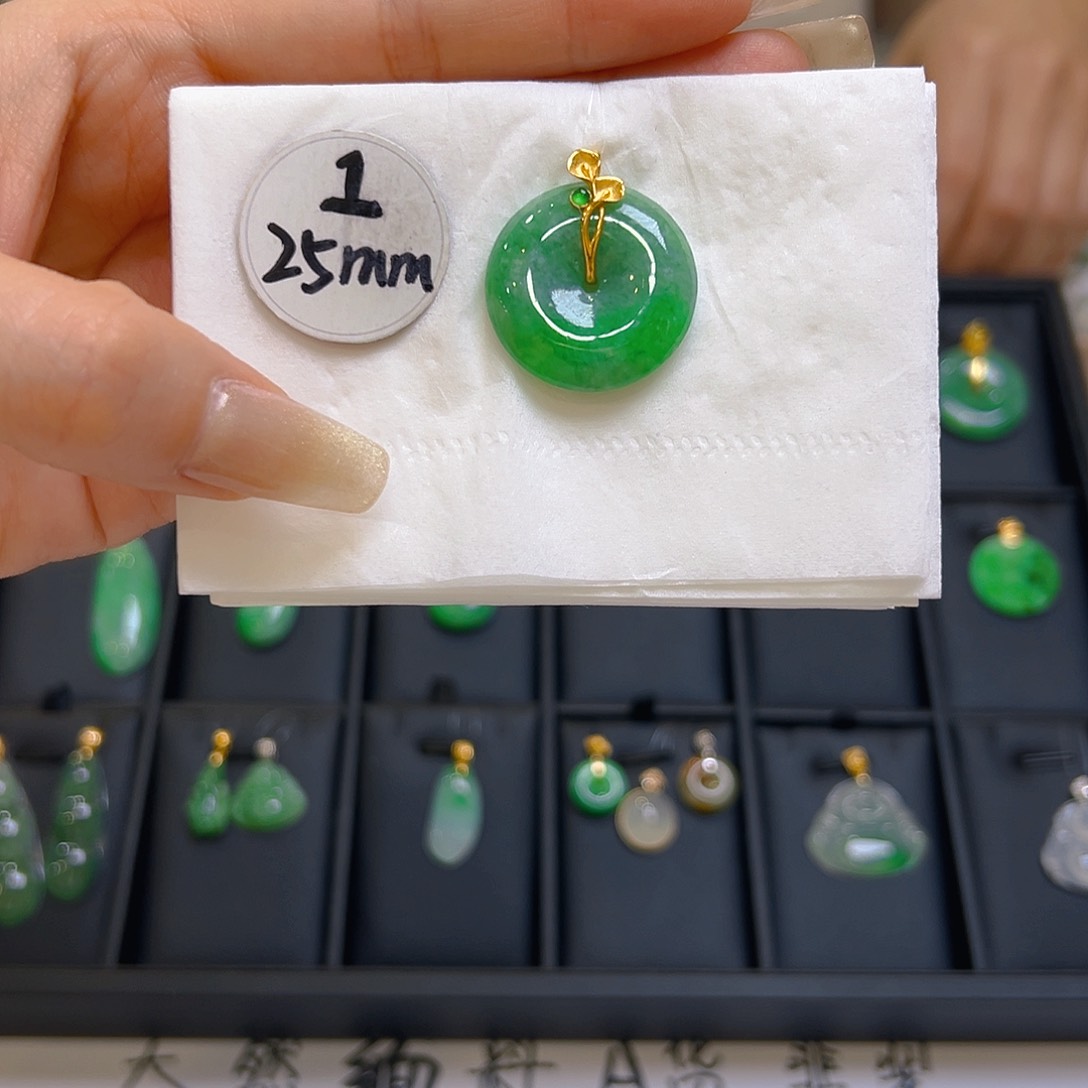 翡翠颈饰18K金镶嵌翡翠