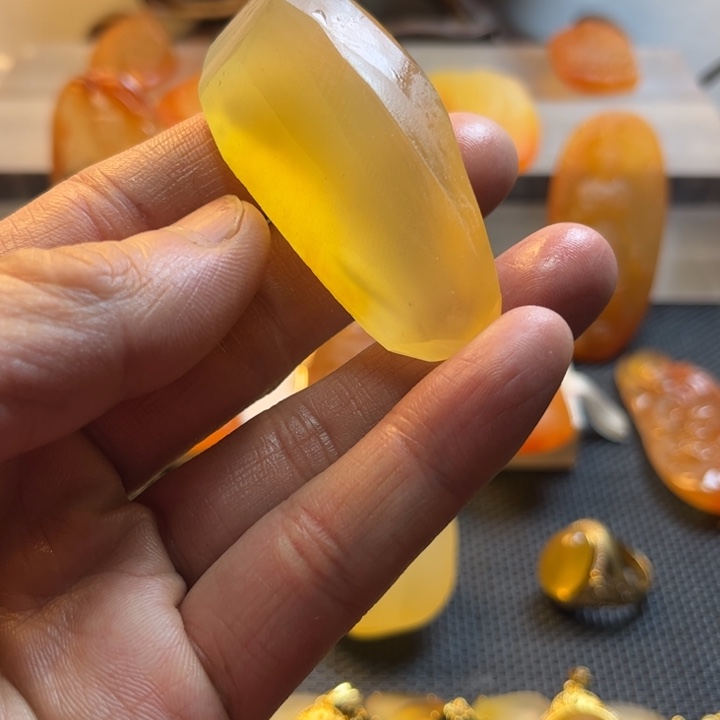 石英质玉颈饰未镶嵌天**?