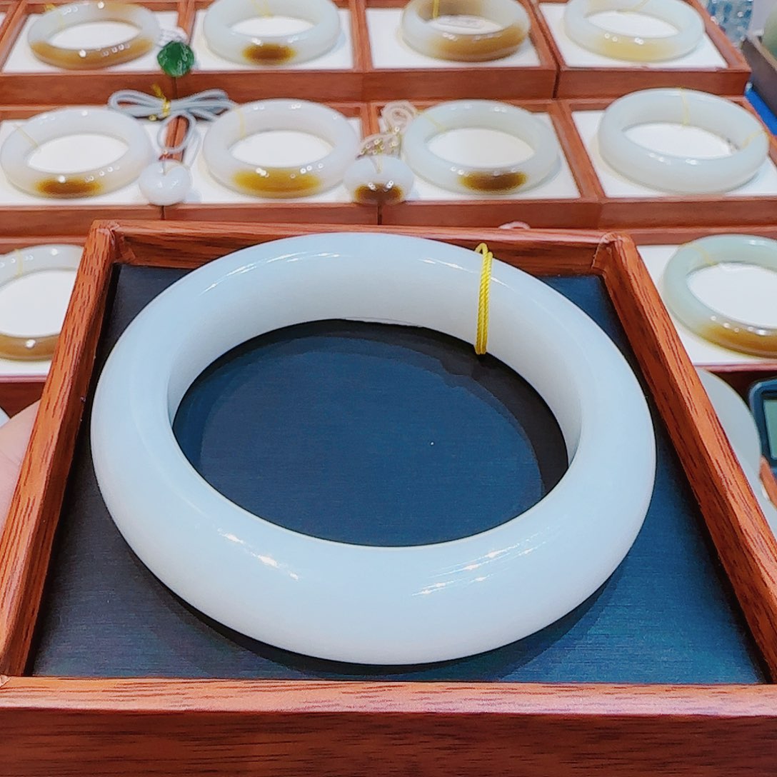 和田玉手镯未镶嵌羊脂白57