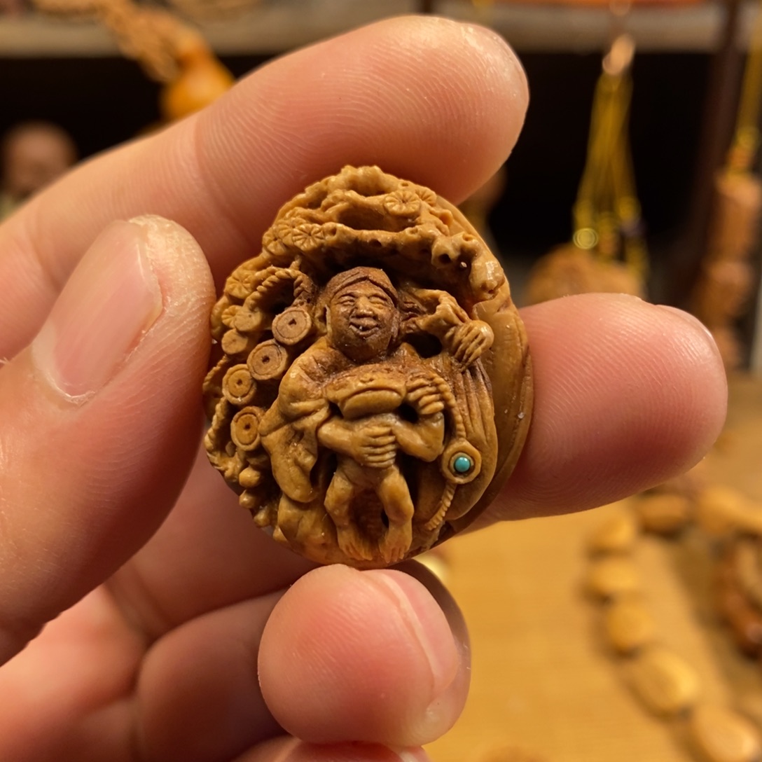 潍坊核雕桃核雕刻刘海戏金蟾