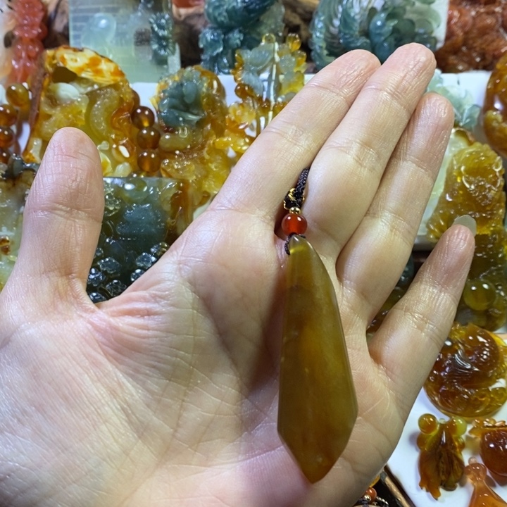 蛇纹石玉未镶嵌颈饰