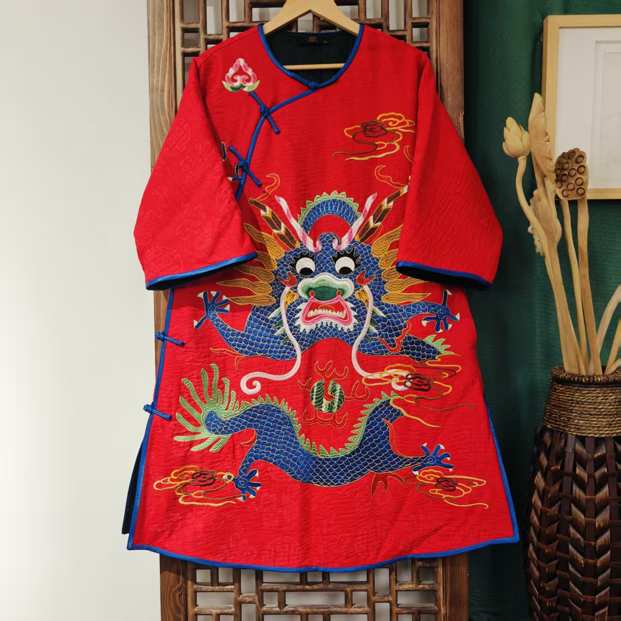 红  棉（HY1023-2）凤徕兮定制红色福禄底蓝色座龙刺绣斜襟盘扣棉服