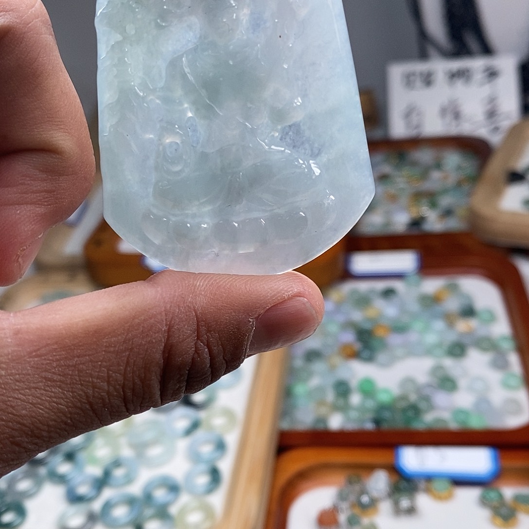 翡翠颈饰未镶嵌虚空照