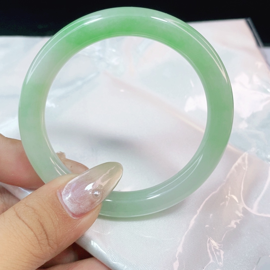 翡翠手镯未镶嵌52圈