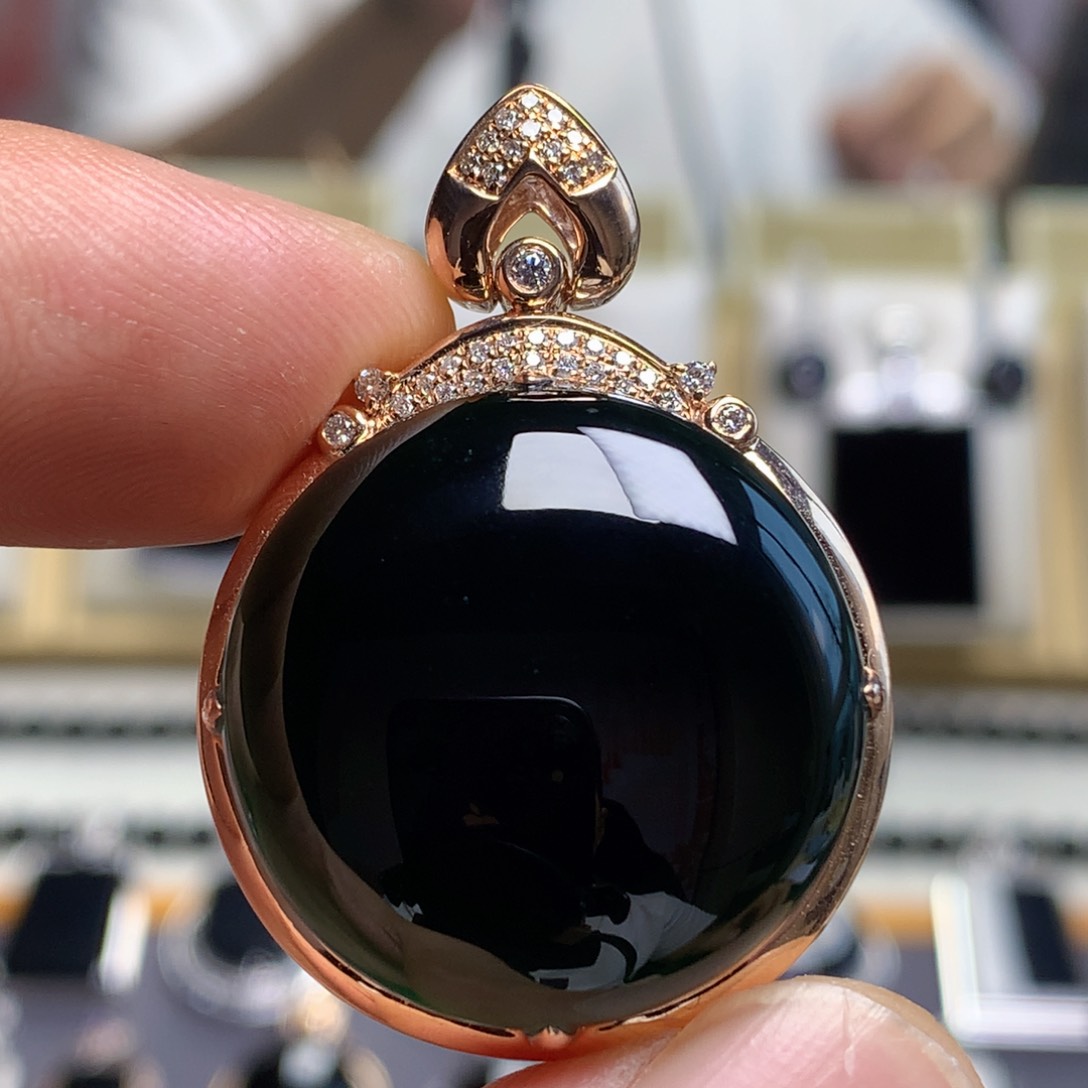 颈饰18K金镶嵌翡翠墨翠无事牌