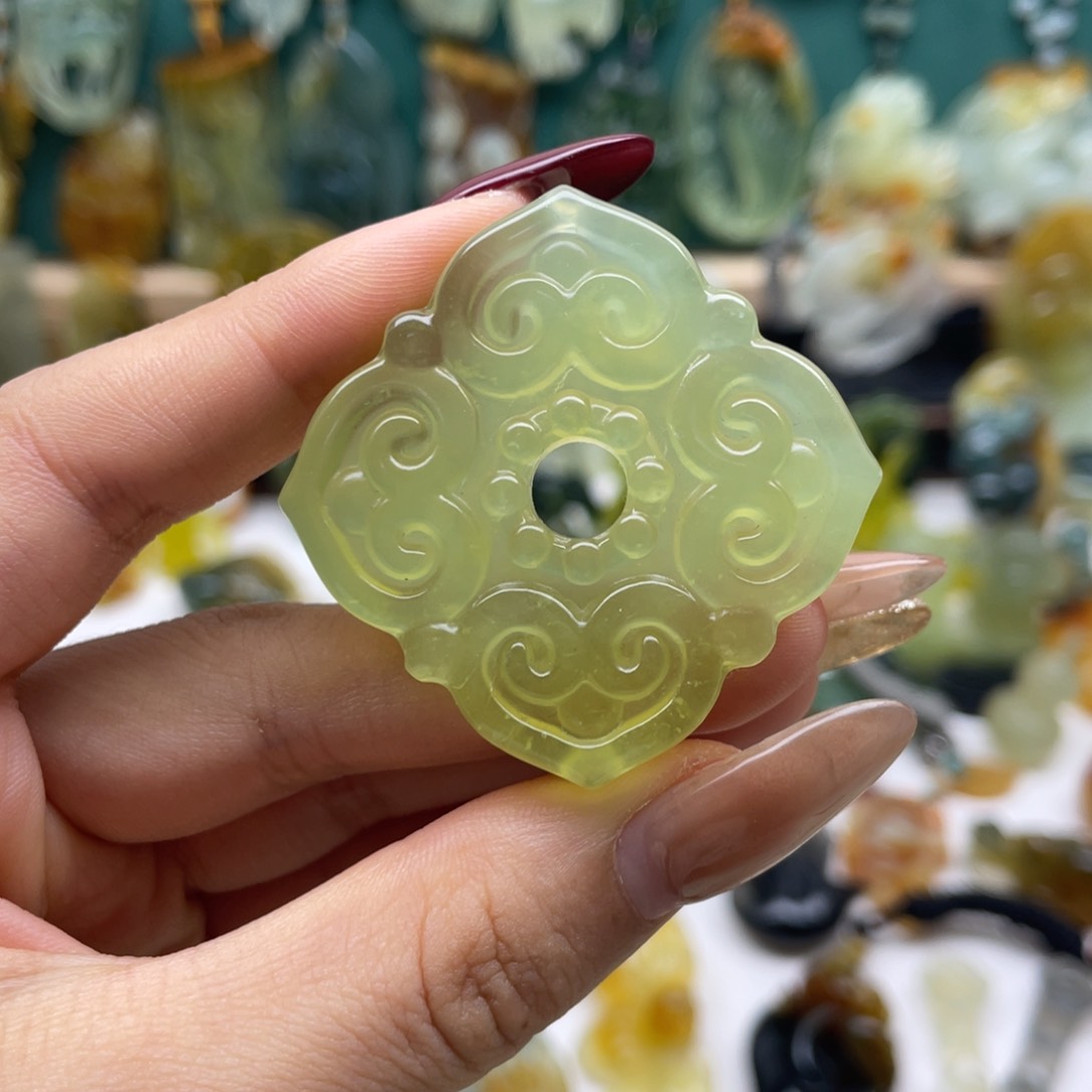 蛇纹石玉颈饰合金