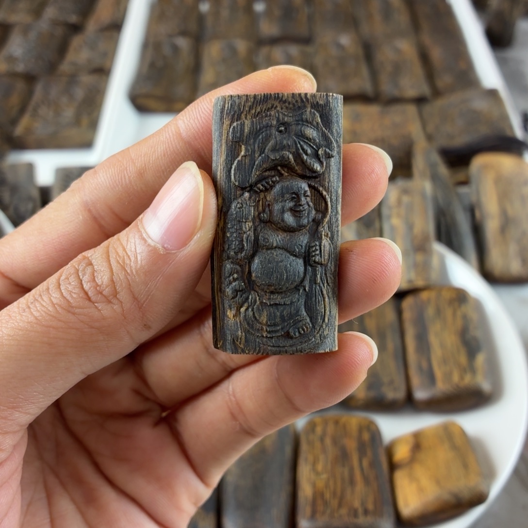 沉香碎屑沉香弥勒佛雕刻牌福利价