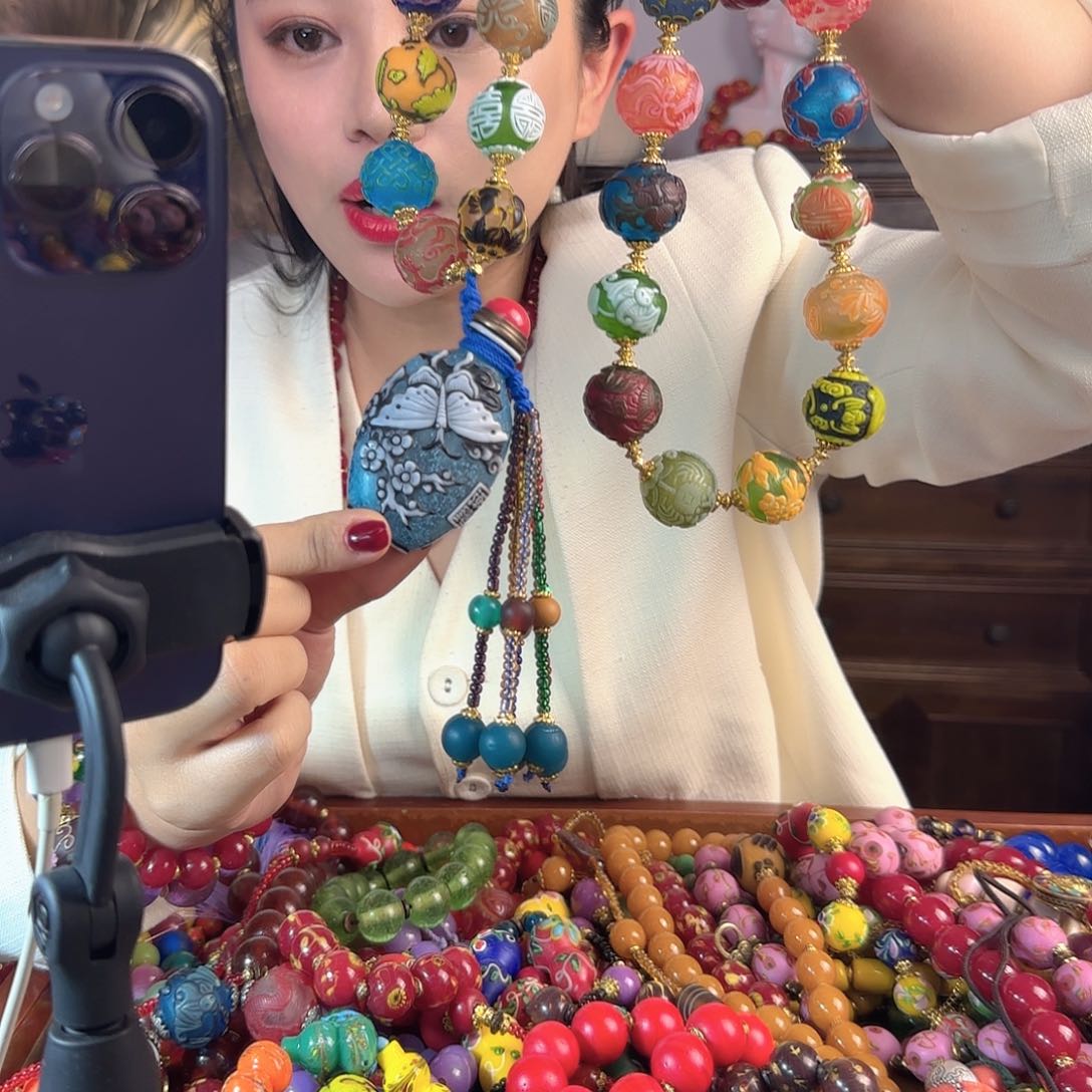 玻璃颈饰老琉璃的故事是一个人的故事