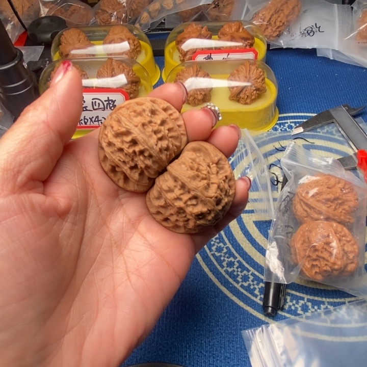 吊坠桃核白狮子核桃