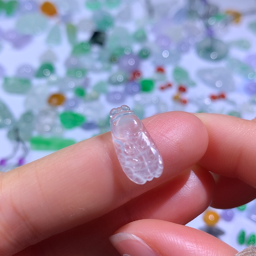 翡翠颈饰未镶嵌一鸣惊人