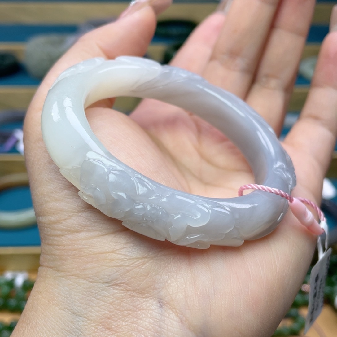 和田玉手镯53圈口。编号A6未镶嵌