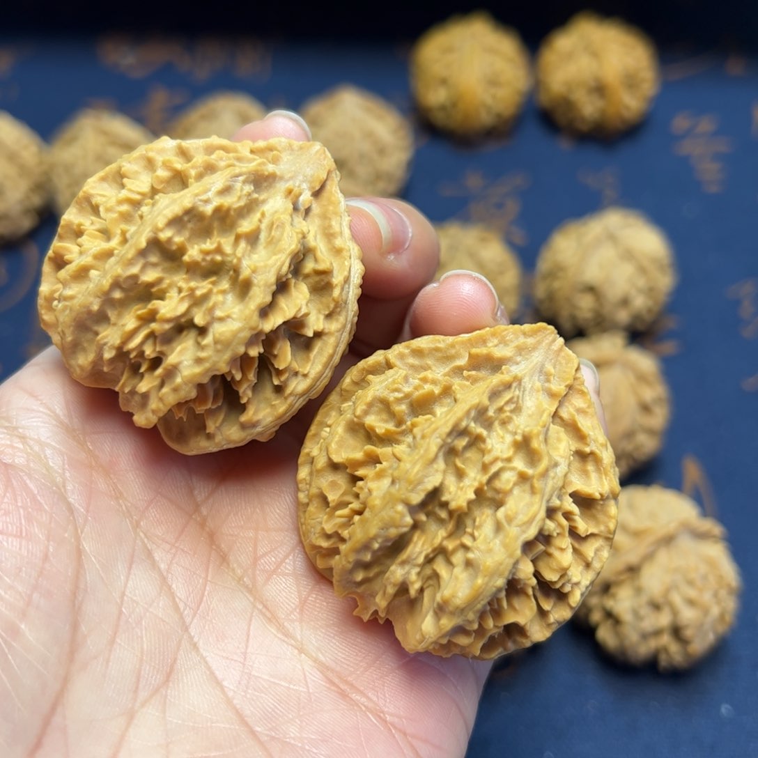 文玩核桃把件秦岭野生植物核桃