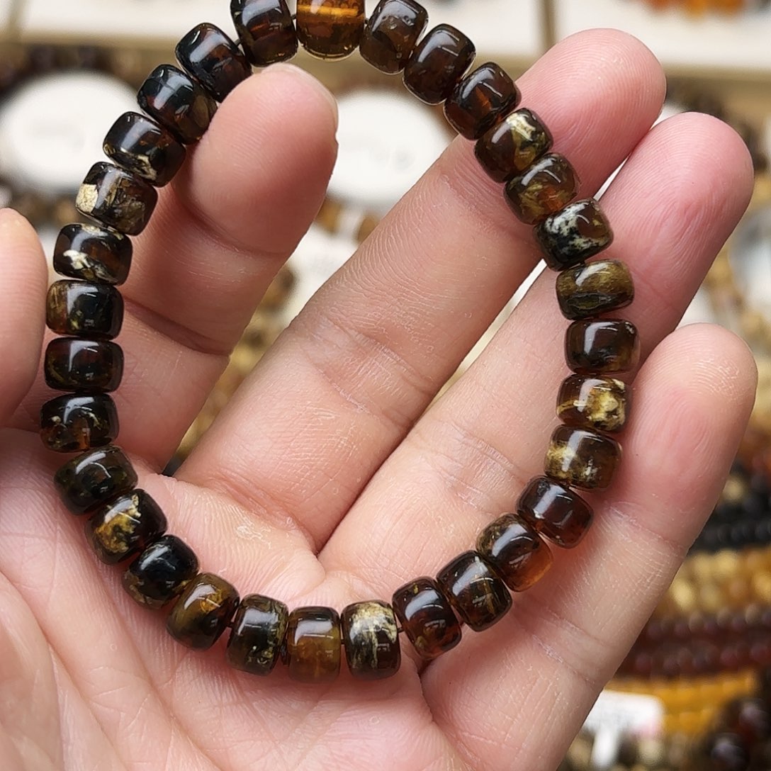 伊***拉琥珀未镶嵌裸石八