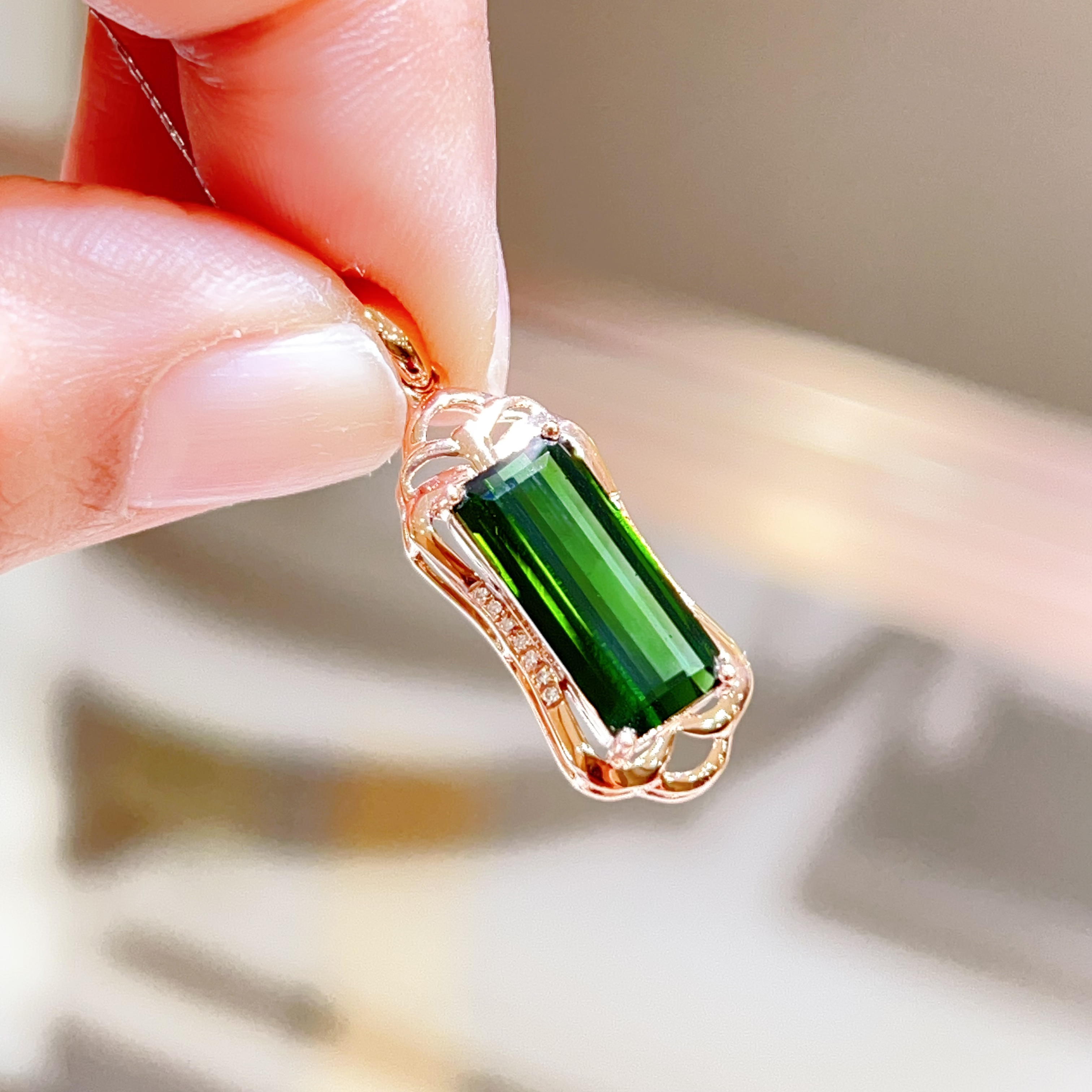 2.55ct 18k金镶嵌碧玺吊坠 2200