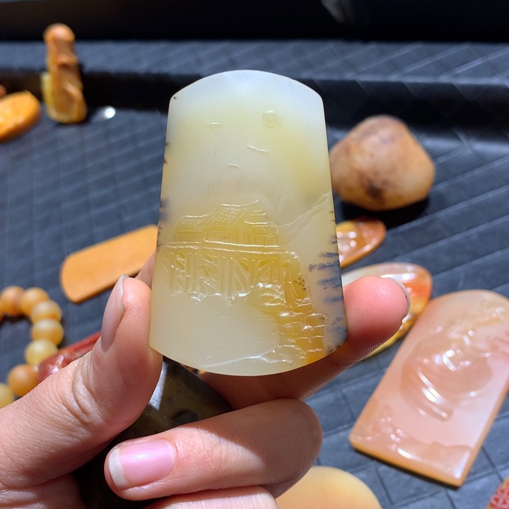 石英质玉（黄龙玉）未镶嵌颈饰