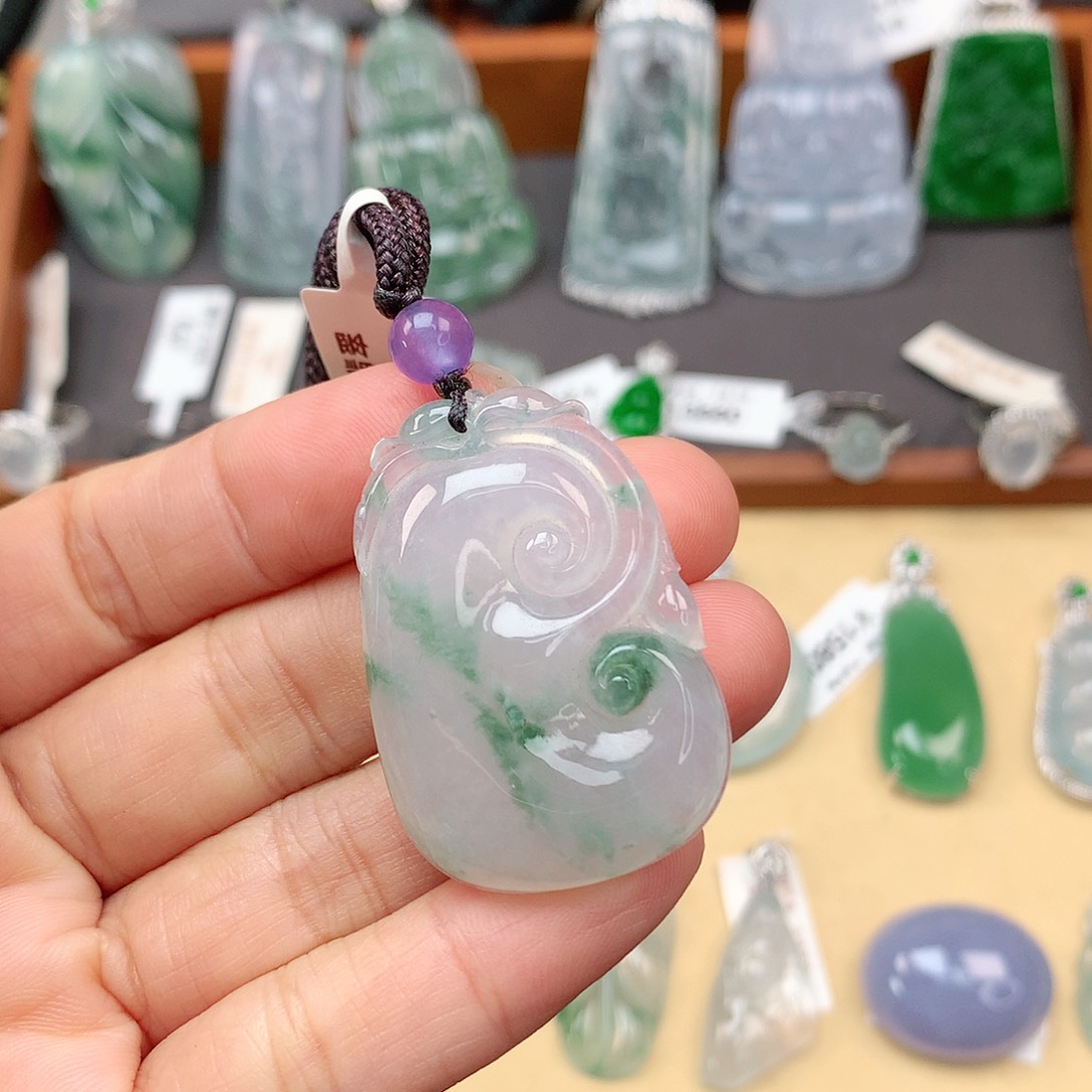 翡翠颈饰未镶嵌如意