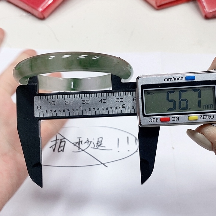 翡翠手镯未镶嵌7。 