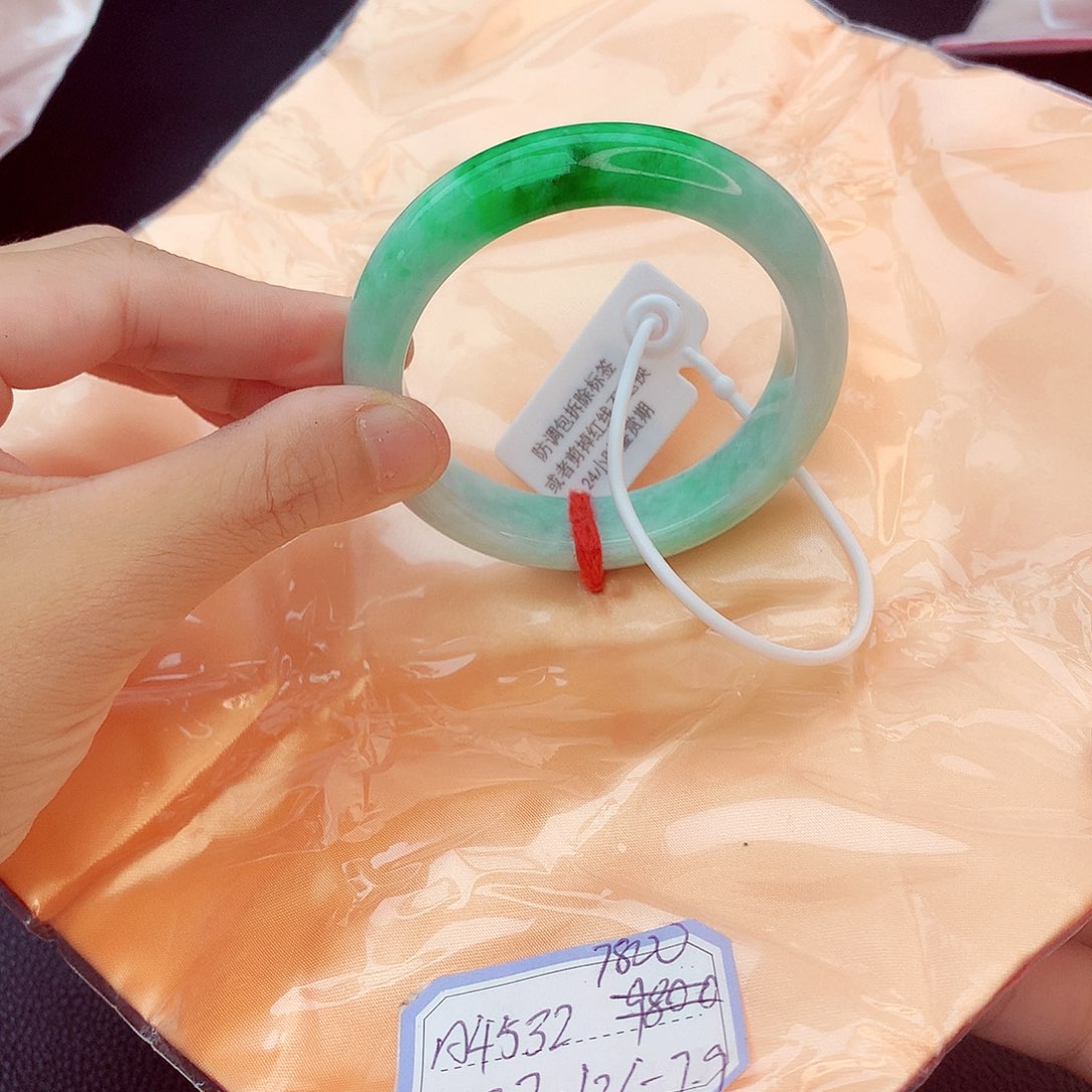 翡翠手镯未镶嵌翡翠