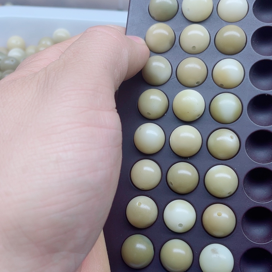 白玉菩提吊坠13烟青山花30颗