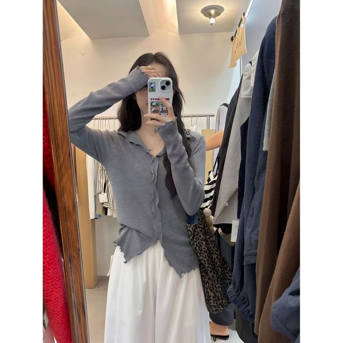 春秋新款韩系设计感小众显瘦长袖T恤女上衣木耳边v领打底衫女衬衣