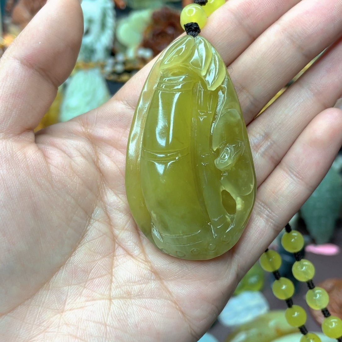 蛇纹石玉颈饰未镶嵌