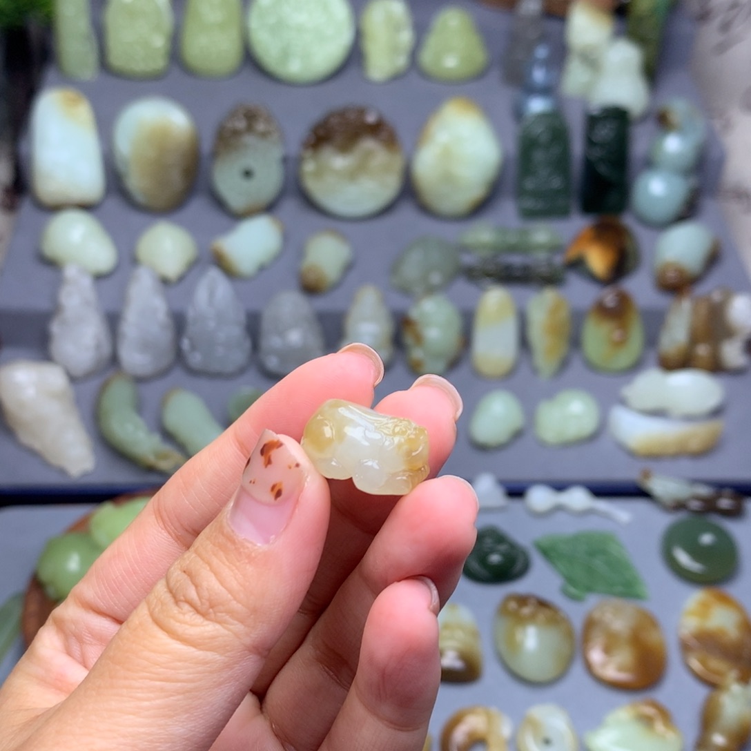 壮***姐和田玉未镶嵌挂件