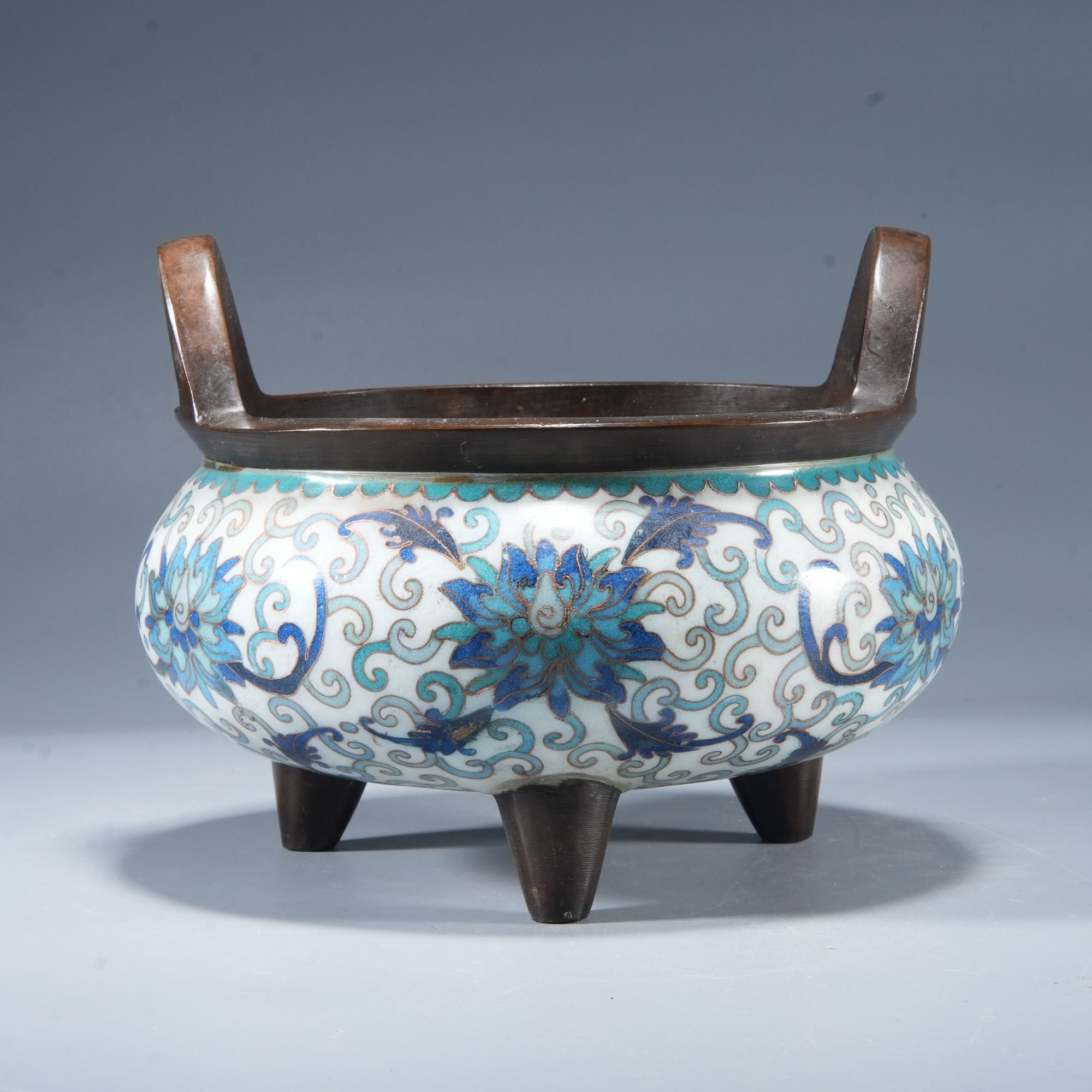 z346/清代 铜胎珐琅缠枝莲纹三足炉【华豫之门甄选】