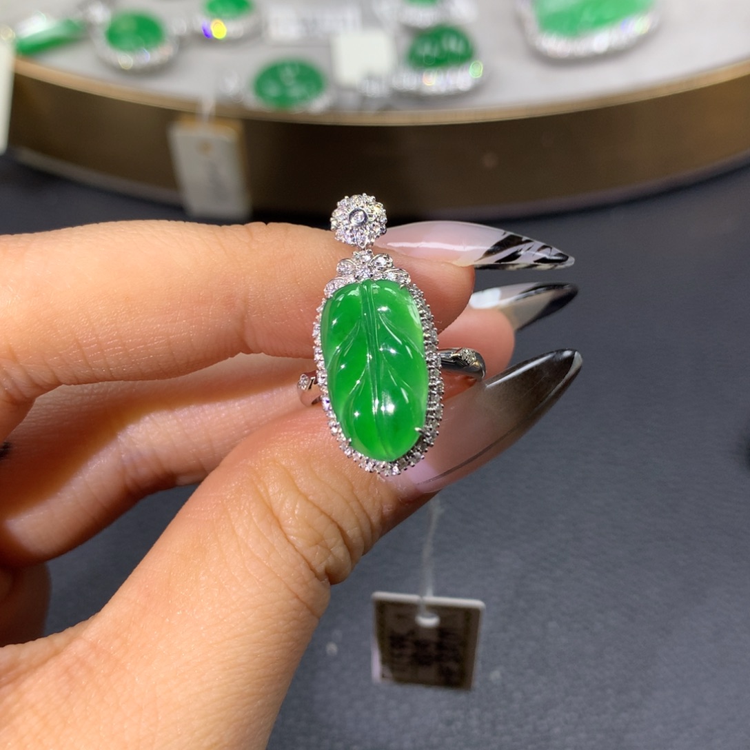 翡翠戒指18K金镶嵌翡翠