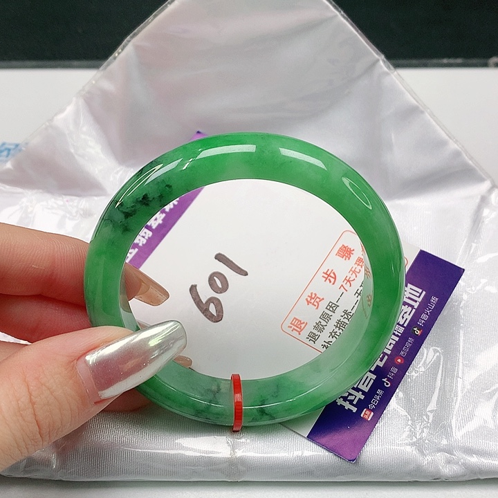 翡翠手镯未镶嵌翡翠手镯