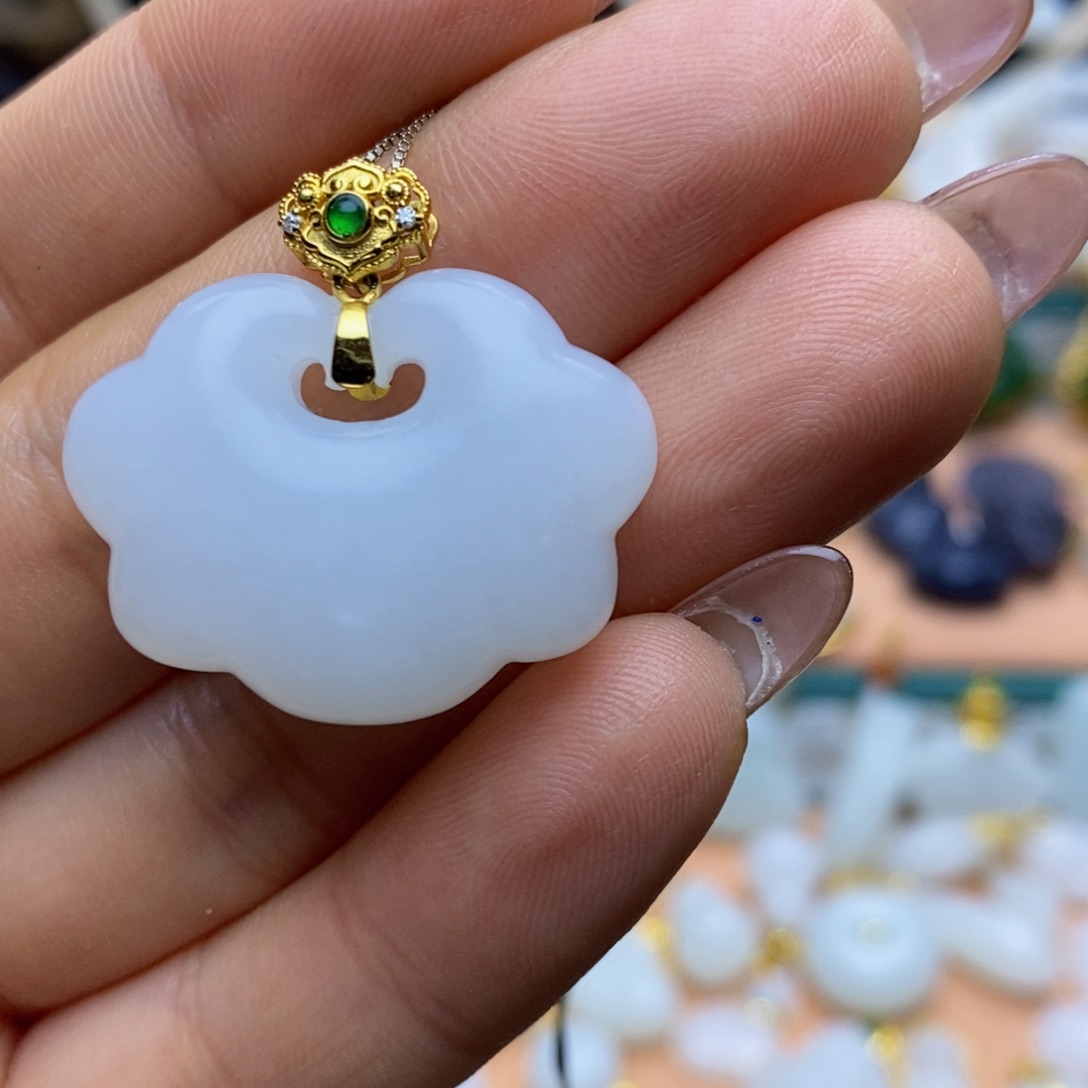 和田玉颈饰18K金镶嵌一***开