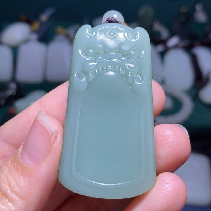 和田玉颈饰未镶嵌粉青兽面守护