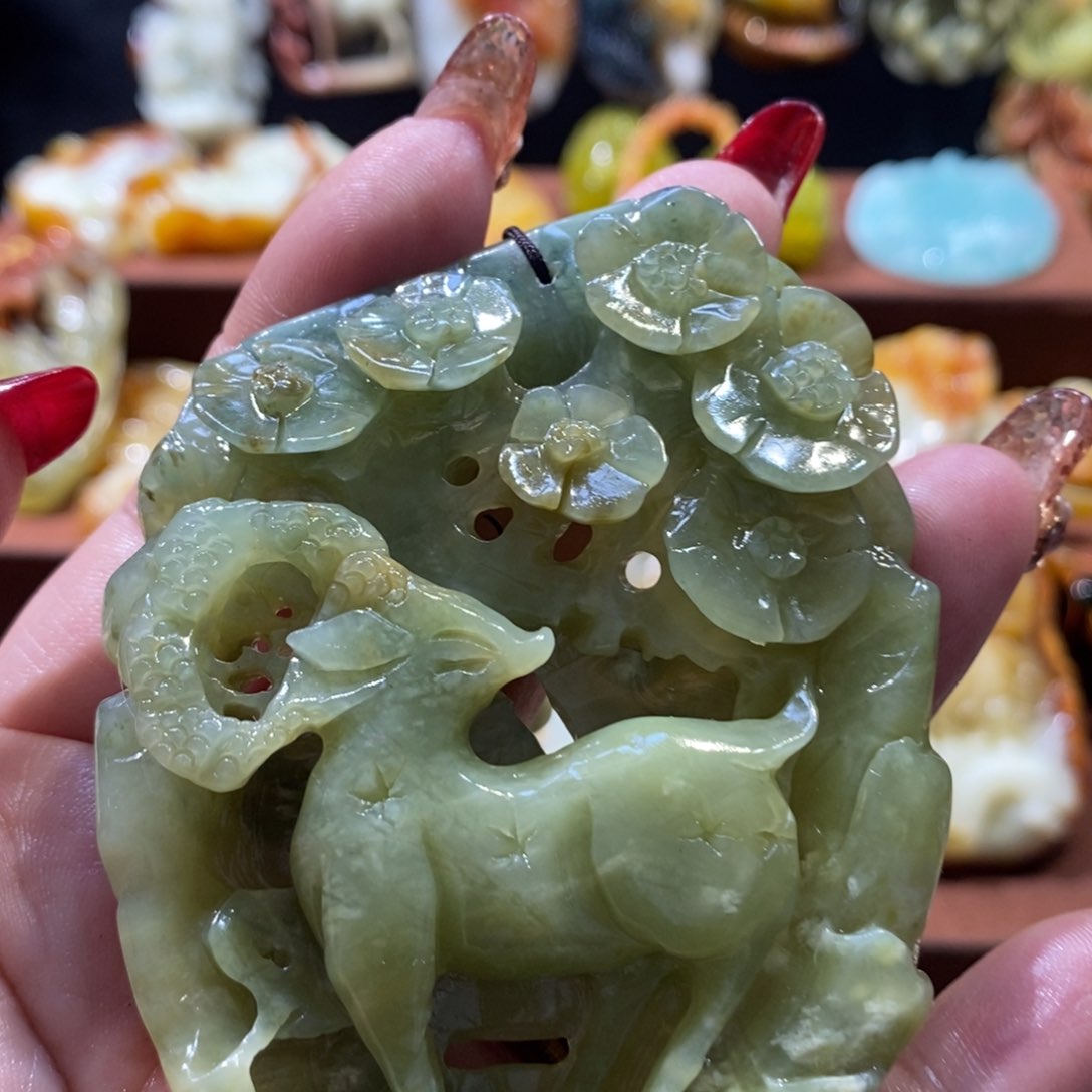 蛇纹石玉颈饰未镶嵌