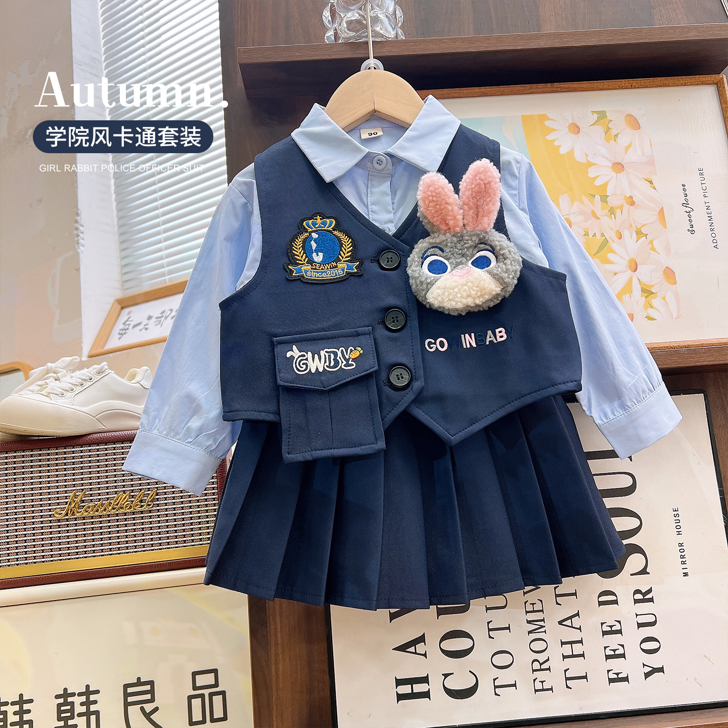 韩韩良品女童学院风卡通套装2025秋季马甲衬衫百褶裙三件套AQB003
