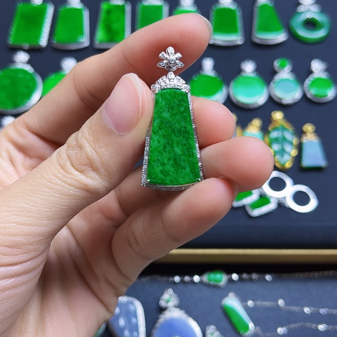 翡翠18K金镶嵌颈饰