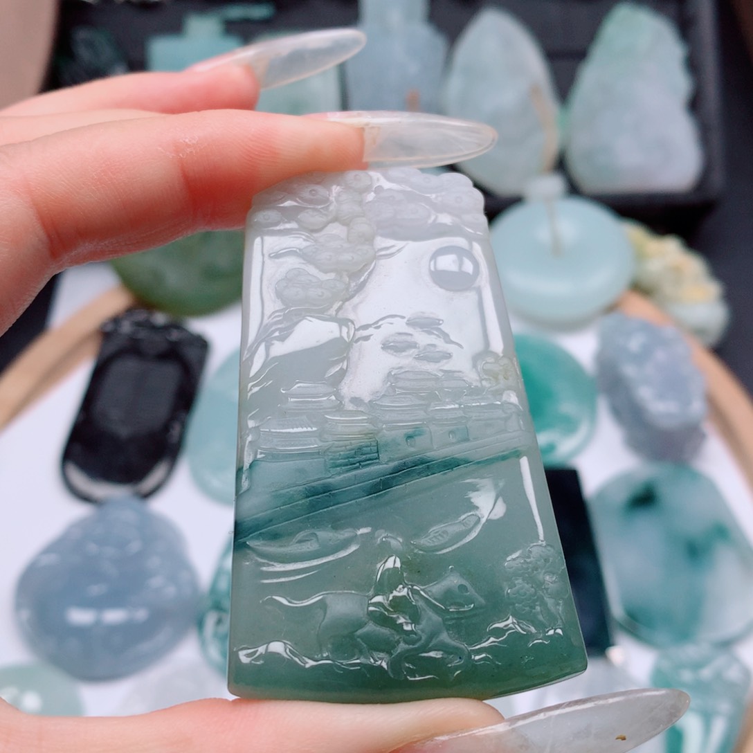 翡翠未镶嵌颈饰山水