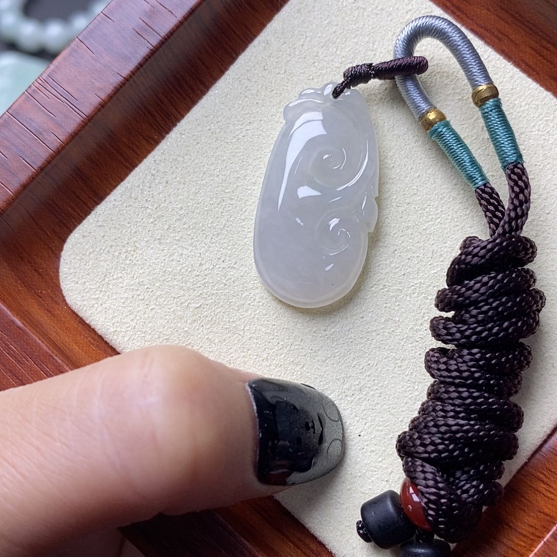 翡翠未镶嵌颈饰如意