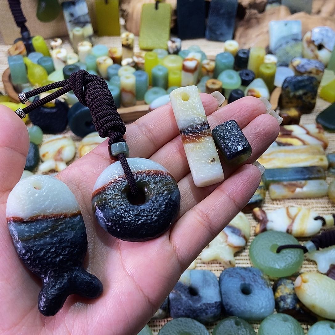 未镶嵌蛇纹石玉挂件浮*丶