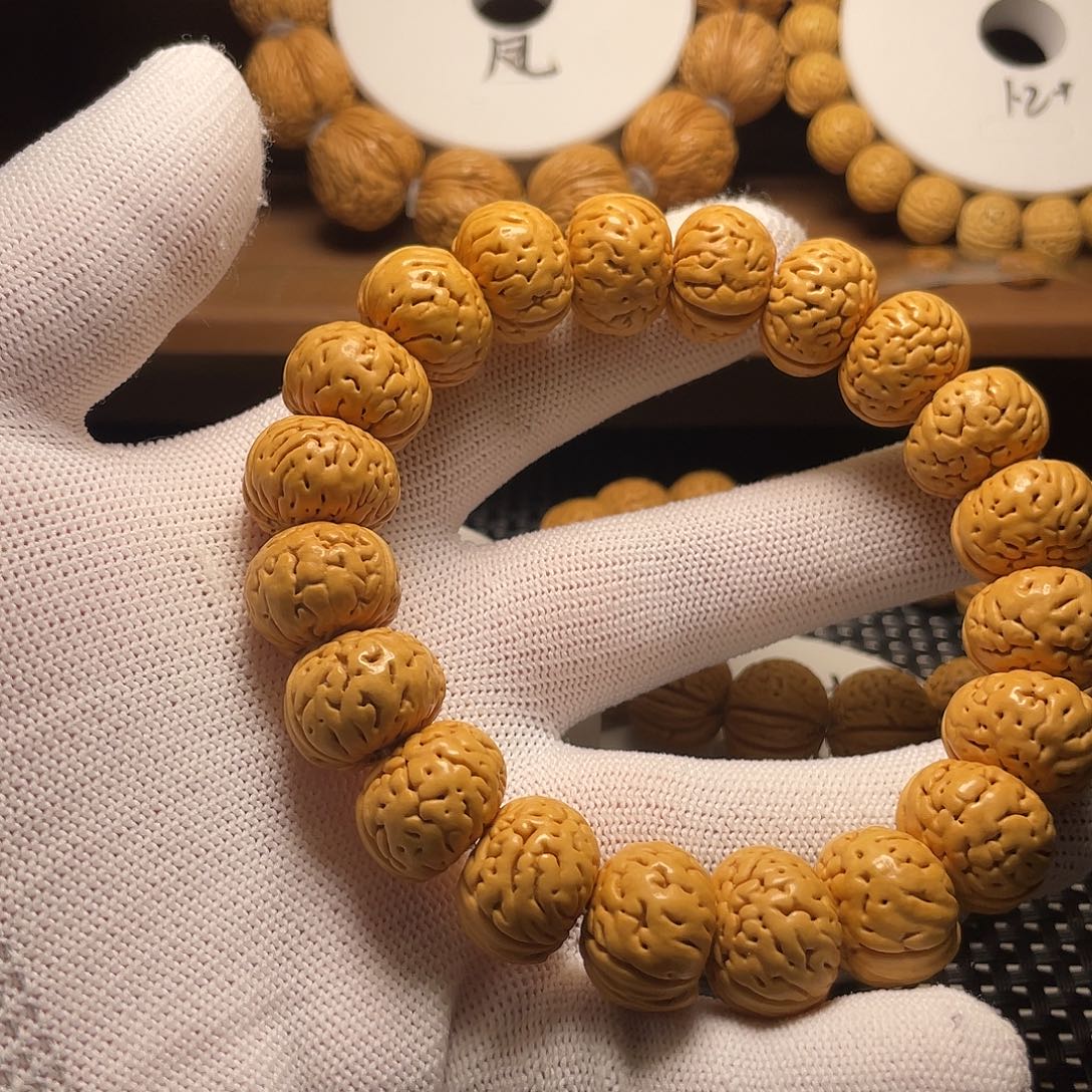 ᥫ****桃木纽扣桃核，皮质好，密度大