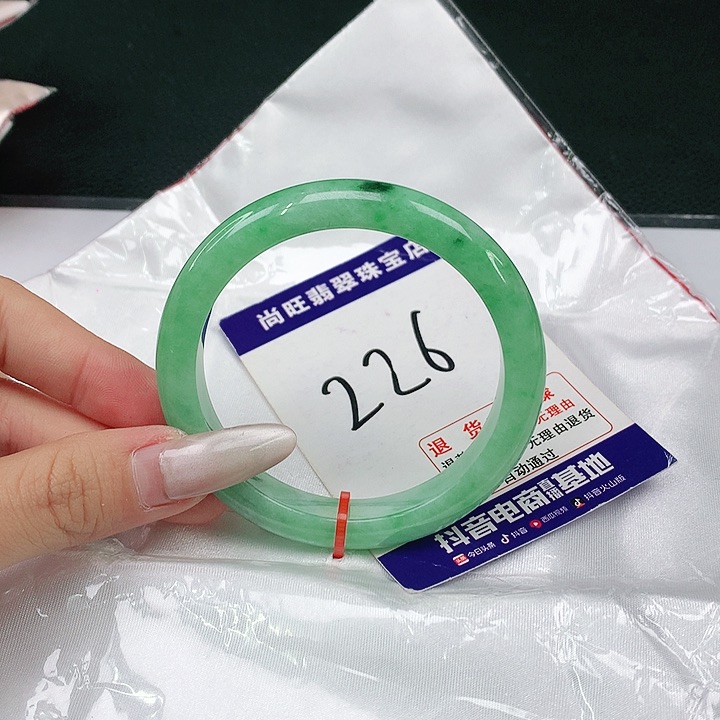 翡翠手镯未镶嵌翡翠12