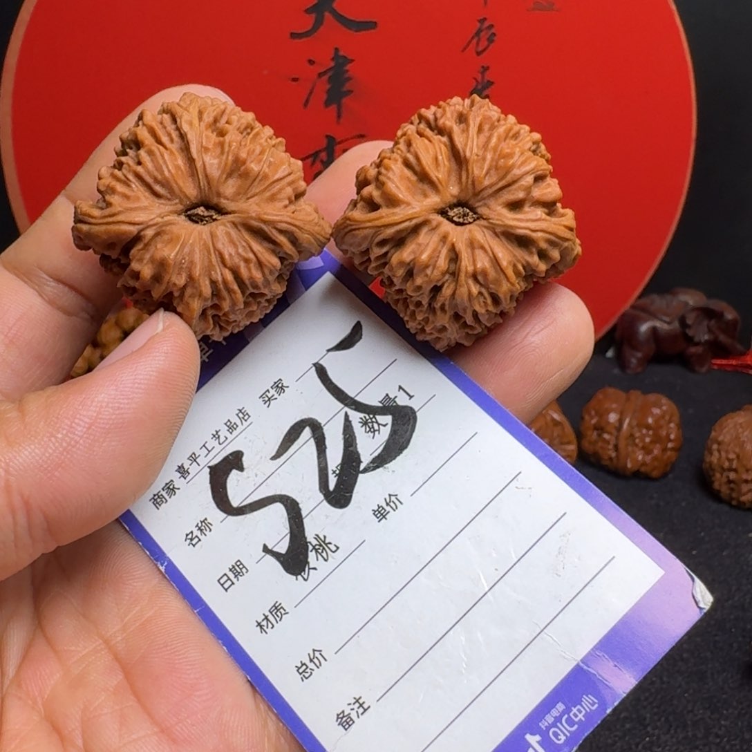 文玩核桃把件38红地闷大凹底南将石