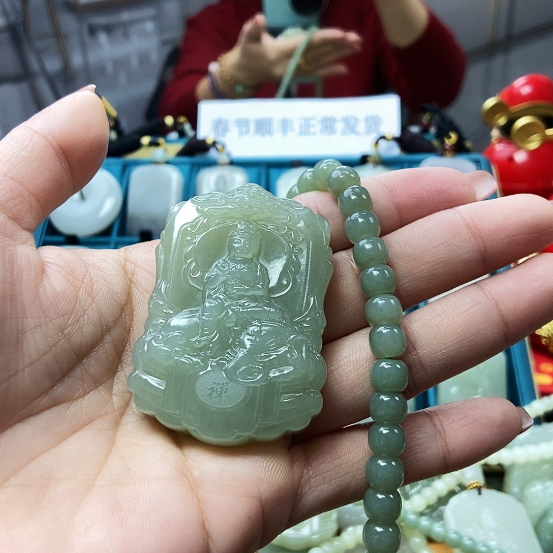 和田玉颈饰未镶嵌私****?